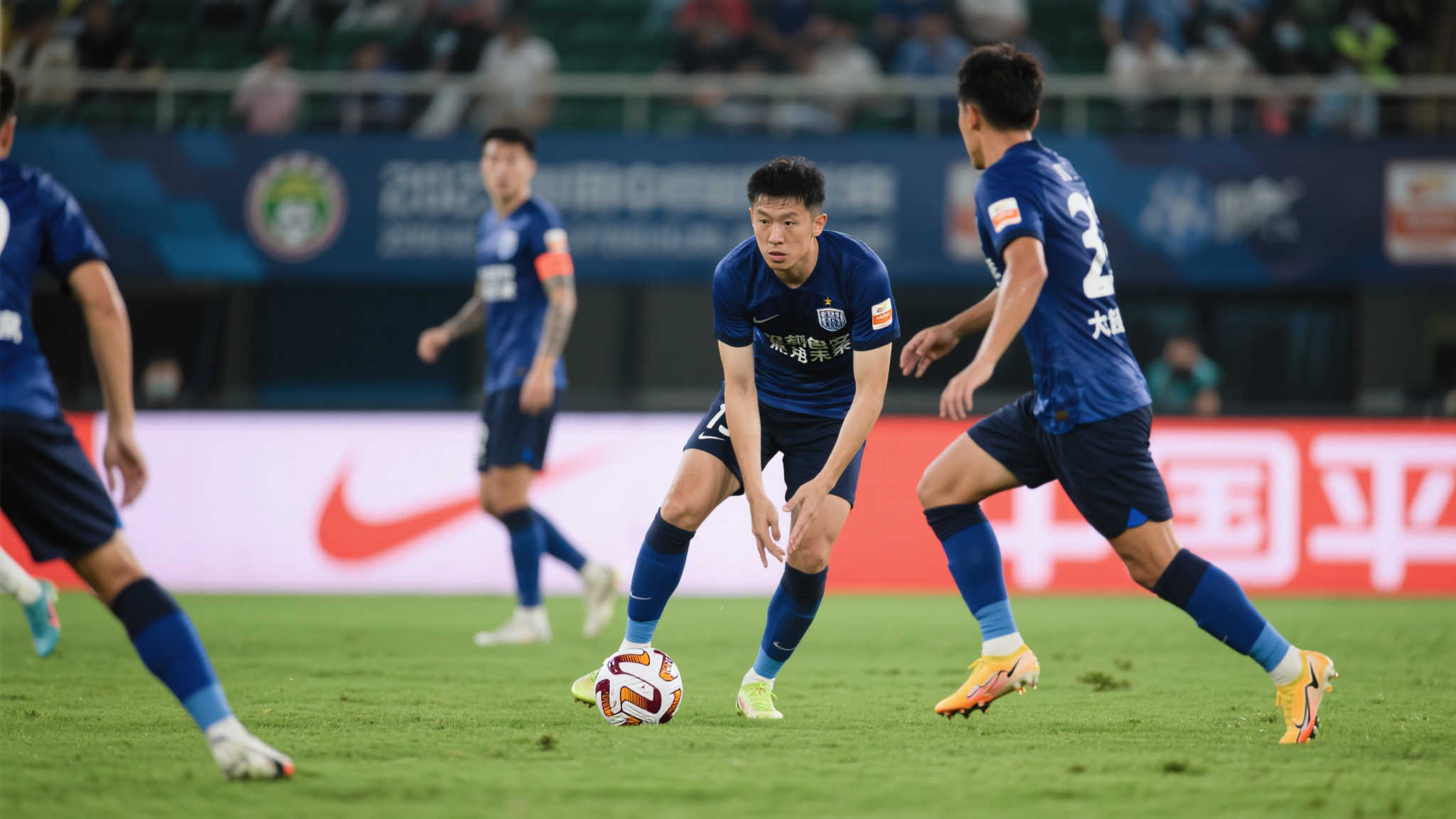 国米欧冠失利,小因责任难逃!齐沃新战术受质疑 作为典型案例,每个回传操作稍有延迟都会许多潜藏危险